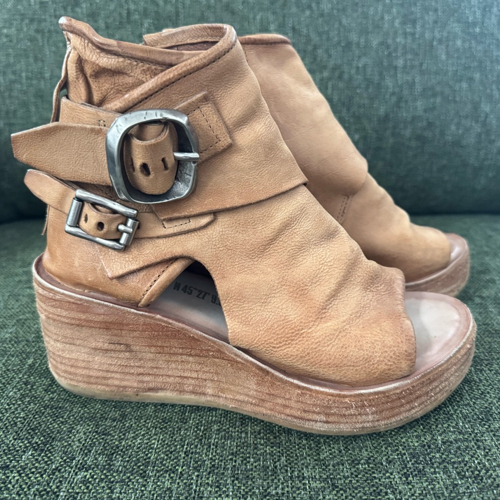 EUC 37 AS98 CAMEL BUCKLED WEDGE SANDAL SIMILAR TO NAYA.